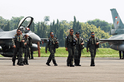 Pesawat tipe EMB-314 Super Tucano saat landing usai melakulan gladi bersih untuk persiapan HUT TNI AU ke-77 di Terminal Selatan, Halim Perdanakusuma.