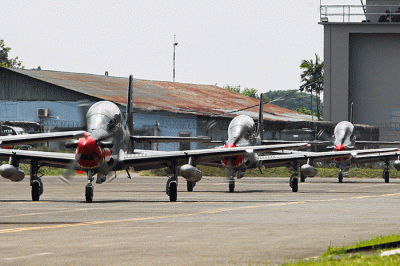 Pesawat tipe EMB-314 Super Tucano saat landing usai melakulan gladi bersih untuk persiapan HUT TNI AU ke-77 di Terminal Selatan, Halim Perdanakusuma.