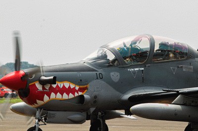 Pesawat tipe EMB-314 Super Tucano saat landing usai melakulan gladi bersih untuk persiapan HUT TNI AU ke-77 di Terminal Selatan, Halim Perdanakusuma.