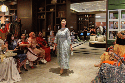 Sejumlah model tampil memperagakan busana muslim karya desainer lokal dalam acara Trunk Show di Mal Sarinah, Jakarta, Rabu (5/4/2023).