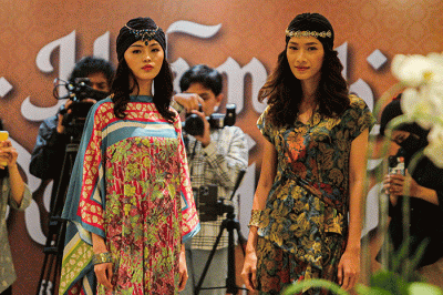 Sejumlah model tampil memperagakan busana muslim karya desainer lokal dalam acara Trunk Show di Mal Sarinah, Jakarta, Rabu (5/4/2023).