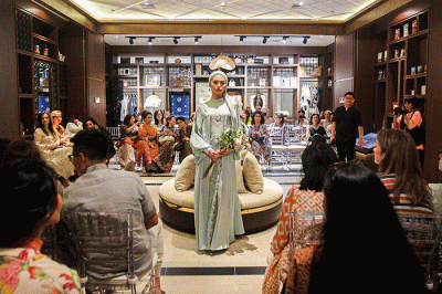 Sejumlah model tampil memperagakan busana muslim karya desainer lokal dalam acara Trunk Show di Mal Sarinah, Jakarta, Rabu (5/4/2023).