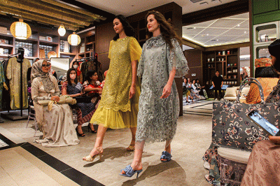Sejumlah model tampil memperagakan busana muslim karya desainer lokal dalam acara Trunk Show di Mal Sarinah, Jakarta, Rabu (5/4/2023).