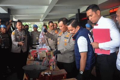 Kapolda Jateng Irjen Pol Ahmad Luthfi dan PJU Polda Jateng menunjukkan barang bukti kasus penyalahgunaan bahan peledak di Lobi Mapolda Jateng, Semarang.