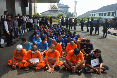 Kapolda Jateng Irjen Pol Ahmad Luthfi dan PJU Polda Jateng menunjukkan barang bukti kasus penyalahgunaan bahan peledak di Lobi Mapolda Jateng, Semarang.