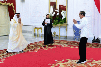 Presiden Joko Widodo menerima Duta Besar Persatuan Emirat Arab (PEA) untuk Republik Indonesia, Abdulla Salem Al Dhaheri, di Istana Merdeka, Jakarta.