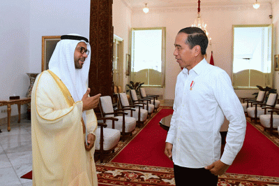 Presiden Joko Widodo menerima Duta Besar Persatuan Emirat Arab (PEA) untuk Republik Indonesia, Abdulla Salem Al Dhaheri, di Istana Merdeka, Jakarta.