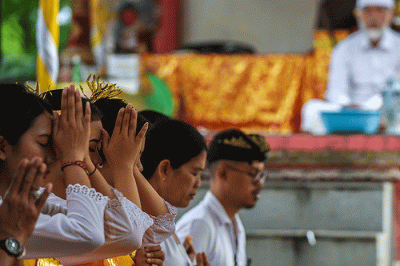 Sebanyak 150 umat Hindu dari berbagai kabupaten/kota di Sumsel mengikuti upacara metatah di Pura Agung Sriwijaya Palembang, Kamis (6/4/2023).