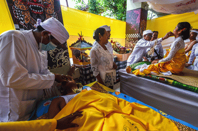 Sebanyak 150 umat Hindu dari berbagai kabupaten/kota di Sumsel mengikuti upacara metatah di Pura Agung Sriwijaya Palembang, Kamis (6/4/2023).