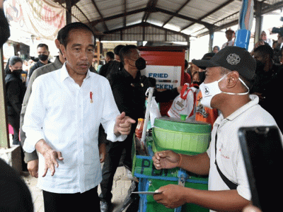 Presiden Joko Widodo didampingi Iriana Joko Widodo meninjau aktivitas perdagangan di Pasar Sambonggede, Kabupaten Tuban, Jawa Timur, Kamis (6/4/2023).