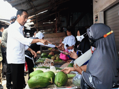 Presiden Joko Widodo didampingi Iriana Joko Widodo meninjau aktivitas perdagangan di Pasar Sambonggede, Kabupaten Tuban, Jawa Timur, Kamis (6/4/2023).