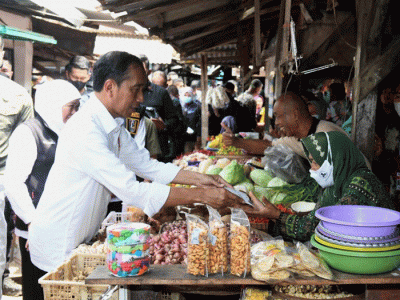 Presiden Joko Widodo didampingi Iriana Joko Widodo meninjau aktivitas perdagangan di Pasar Sambonggede, Kabupaten Tuban, Jawa Timur, Kamis (6/4/2023).