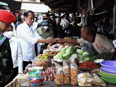 Presiden Joko Widodo didampingi Iriana Joko Widodo meninjau aktivitas perdagangan di Pasar Sambonggede, Kabupaten Tuban, Jawa Timur, Kamis (6/4/2023).