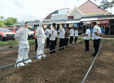 Relawan Badan Penanggulangan Bencana Daerah (BPBD) Jawa Timur melakukan penyemprotan disinfektan di Pasar Hewan Mojokerto, Jawa Timur.
