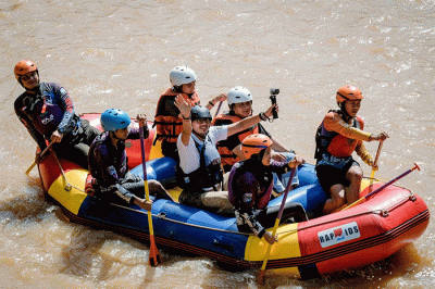 Menparekraf Sandiaga Salahuddin Uno menjajal wisata arung jeram (rafting) sebagai penanda terbukanya potensi unggulan terbaru yang ada di Desa Wisata Selamanik.