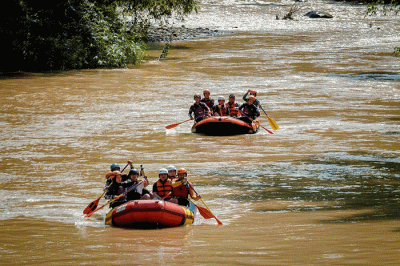 Menparekraf Sandiaga Salahuddin Uno menjajal wisata arung jeram (rafting) sebagai penanda terbukanya potensi unggulan terbaru yang ada di Desa Wisata Selamanik.