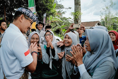 Menparekraf Sandiaga Salahuddin Uno menjajal wisata arung jeram (rafting) sebagai penanda terbukanya potensi unggulan terbaru yang ada di Desa Wisata Selamanik.
