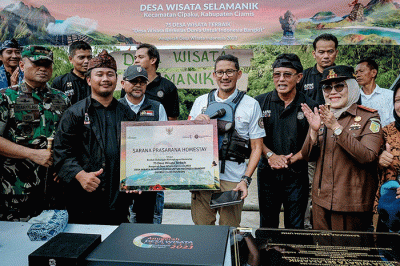 Menparekraf Sandiaga Salahuddin Uno menjajal wisata arung jeram (rafting) sebagai penanda terbukanya potensi unggulan terbaru yang ada di Desa Wisata Selamanik.