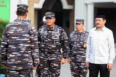 Sejumlah peserta saat melakukan upacara pelepasan kegiatan ekspedisi ramadan penuh inspirasi tahun 1444 Hijriah di Kolinlamil, Jakarta Utara.
