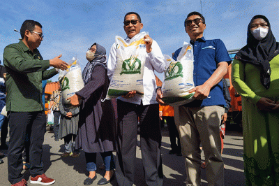 Penyaluran cadangan beras pemerintah 2023 di Kantor Wilayah Jakarta dan Banten Perum Bulog, Kelapa Gading, Jakarta Utara, Kamis (6/4/2023).