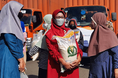 Penyaluran cadangan beras pemerintah 2023 di Kantor Wilayah Jakarta dan Banten Perum Bulog, Kelapa Gading, Jakarta Utara, Kamis (6/4/2023).