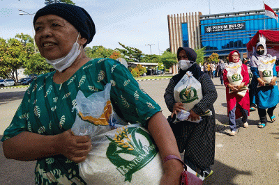 Penyaluran cadangan beras pemerintah 2023 di Kantor Wilayah Jakarta dan Banten Perum Bulog, Kelapa Gading, Jakarta Utara, Kamis (6/4/2023).