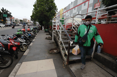 Mitra pengemudi Gojek sedang menunggu penumpang di kawasan Taman Mini Indonesia Indah (TMII), Jakarta Timur, Jumat (7/4/2023).