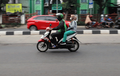 Mitra pengemudi Gojek sedang menunggu penumpang di kawasan Taman Mini Indonesia Indah (TMII), Jakarta Timur, Jumat (7/4/2023).