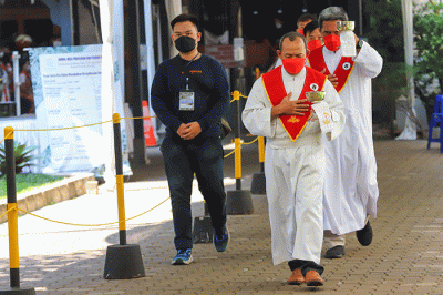Umat katolik melaksanakan ibadat Jumat Agung di Gereja Katedral, Jakarta, Jumat (7/4/2023).
