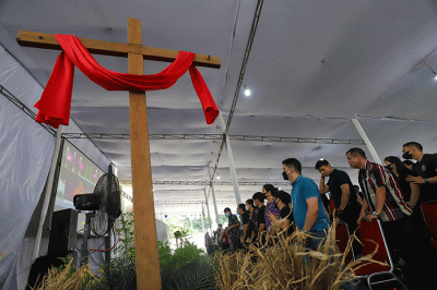 Umat katolik melaksanakan ibadat Jumat Agung di Gereja Katedral, Jakarta, Jumat (7/4/2023).