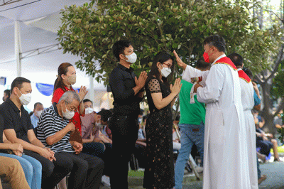 Umat katolik melaksanakan ibadat Jumat Agung di Gereja Katedral, Jakarta, Jumat (7/4/2023).