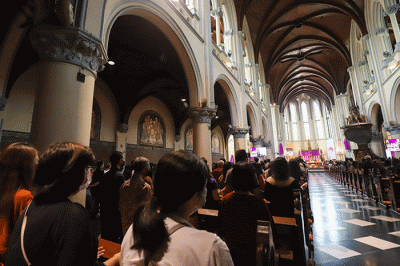 Umat katolik melaksanakan ibadat Jumat Agung di Gereja Katedral, Jakarta, Jumat (7/4/2023).