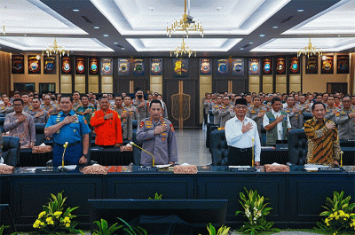 Kapolri Jenderal Listyo Sigit Prabowo bersama para menteri terkait menggelar rapat lintas sektoral untuk mematangkan kesiapan pengamanan arus mudik.
