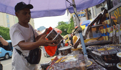Pedagang kurma melayani pembeli di kawasan Pasar Tanah Abang, Jakarta, Jumat (7/4/2023).