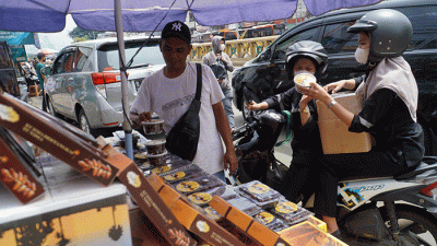 Pedagang kurma melayani pembeli di kawasan Pasar Tanah Abang, Jakarta, Jumat (7/4/2023).
