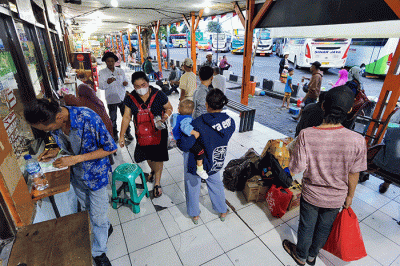 Suasana Terminal Kalideres masih sepi walaupun ada sedikit yang memilih mudik lebih awal di Jakarta Barat, Jumat (7/4/2023).