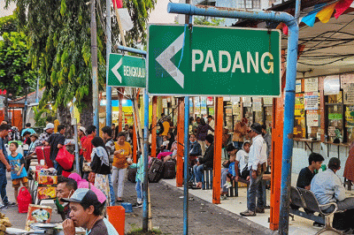 Suasana Terminal Kalideres masih sepi walaupun ada sedikit yang memilih mudik lebih awal di Jakarta Barat, Jumat (7/4/2023).