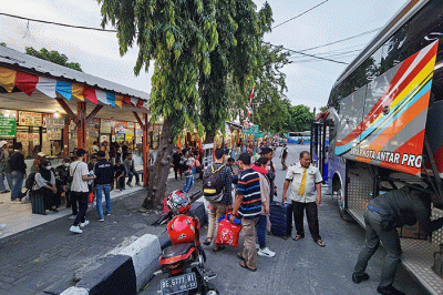 Suasana Terminal Kalideres masih sepi walaupun ada sedikit yang memilih mudik lebih awal di Jakarta Barat, Jumat (7/4/2023).