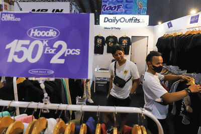 Pengunjung memilih pakaian yang dijual dalam JakCloth Ramadan 2023 di Hall B Jakarta Convention Center (JCC), Senayan, Jakarta, Sabtu (8/4/2023).