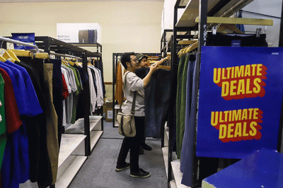 Pengunjung memilih pakaian yang dijual dalam JakCloth Ramadan 2023 di Hall B Jakarta Convention Center (JCC), Senayan, Jakarta, Sabtu (8/4/2023).