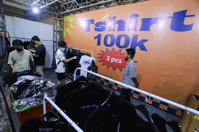Pengunjung memilih pakaian yang dijual dalam JakCloth Ramadan 2023 di Hall B Jakarta Convention Center (JCC), Senayan, Jakarta, Sabtu (8/4/2023).