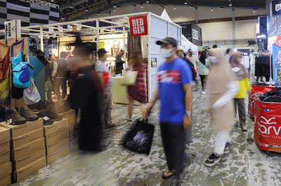 Pengunjung memilih pakaian yang dijual dalam JakCloth Ramadan 2023 di Hall B Jakarta Convention Center (JCC), Senayan, Jakarta, Sabtu (8/4/2023).