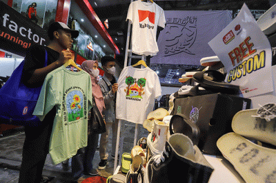 Pengunjung memilih pakaian yang dijual dalam JakCloth Ramadan 2023 di Hall B Jakarta Convention Center (JCC), Senayan, Jakarta, Sabtu (8/4/2023).