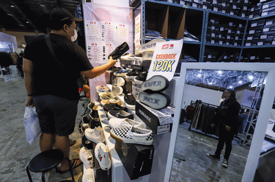 Pengunjung memilih pakaian yang dijual dalam JakCloth Ramadan 2023 di Hall B Jakarta Convention Center (JCC), Senayan, Jakarta, Sabtu (8/4/2023).