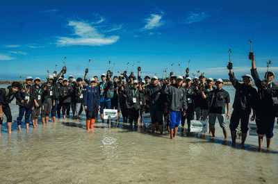 Peserta kegiatan ekspedisi ramadan penuh inspirasi tahun 1444 Hijriah menunjukan bibit mangrove yang akan ditanam di Pulau Pramuka, Kepulauan Seribu.