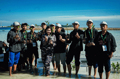 Peserta kegiatan ekspedisi ramadan penuh inspirasi tahun 1444 Hijriah menunjukan bibit mangrove yang akan ditanam di Pulau Pramuka, Kepulauan Seribu.