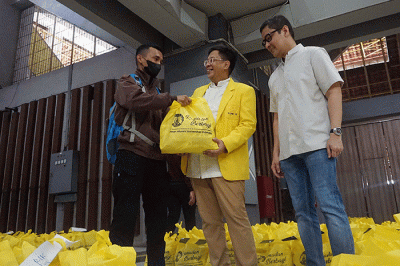 Ikatan Alumni Universitas Indonesia (ILUNI UI) membagikan 2.700 paket sembako.