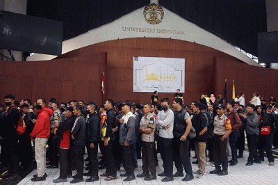 Ikatan Alumni Universitas Indonesia (ILUNI UI) membagikan 2.700 paket sembako.