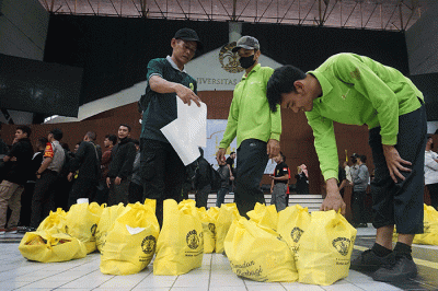 Ikatan Alumni Universitas Indonesia (ILUNI UI) membagikan 2.700 paket sembako.
