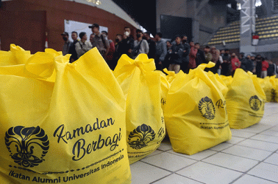 Ikatan Alumni Universitas Indonesia (ILUNI UI) membagikan 2.700 paket sembako.